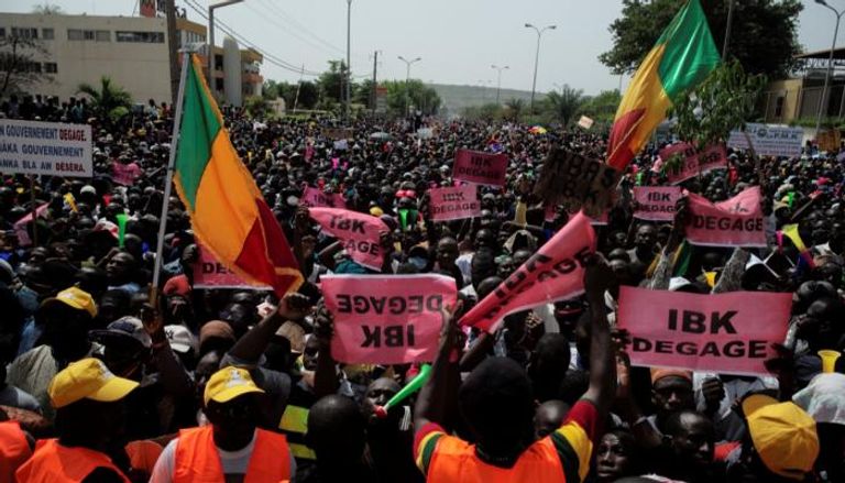 محتجون في مالي يطالبون باستقالة الرئيس 
