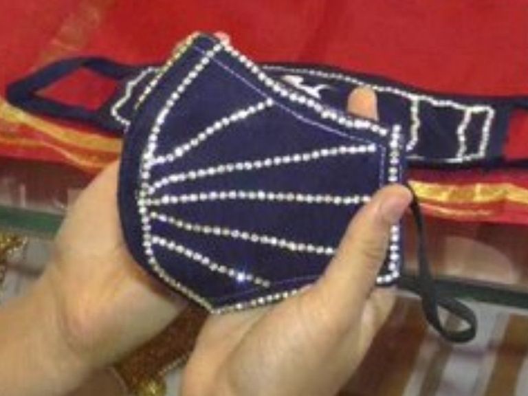 كمامات مرصعة بالألماس في الهند