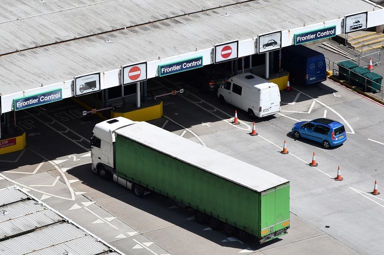 شاحنة على رصيف ميناء دوفر  جنوب بريطانيا تنتظر الصعود على متن عبارة - أف ب
