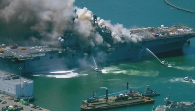 حريق بسفينة تابعة للبحرية الأمريكية في سان دييجو