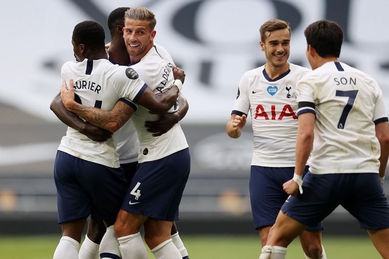 لاعبو توتنهام يحتفلون بهدف الفوز على أرسنال في الدوري الإنجليزي جوزيه مورينيو مدرب توتنهام