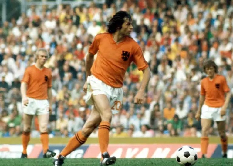 فيم سوربيير نجم أياكس أمستردام ومنتخب هولندا السابق