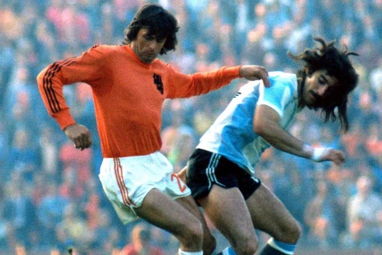 فيم سوربيير نجم أياكس أمستردام ومنتخب هولندا السابق