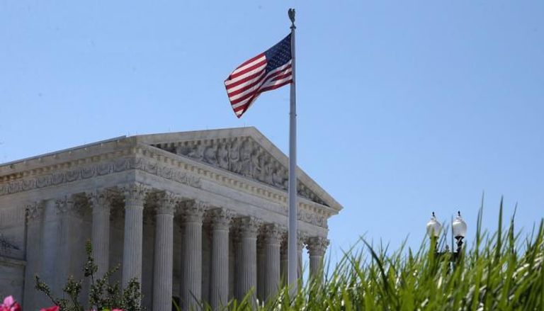 العلم الأمريكي فوق المحكمة العليا في واشنطن 