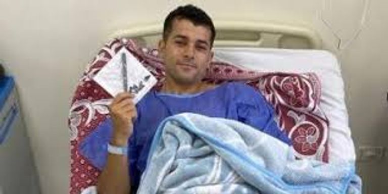 الفنان المصري رامز أمير في أحد المسشفيات بعد تعرضه للإصابة الفنان رامز أمير يؤدي إحدى تمارينه الرياضية - أرشيفية