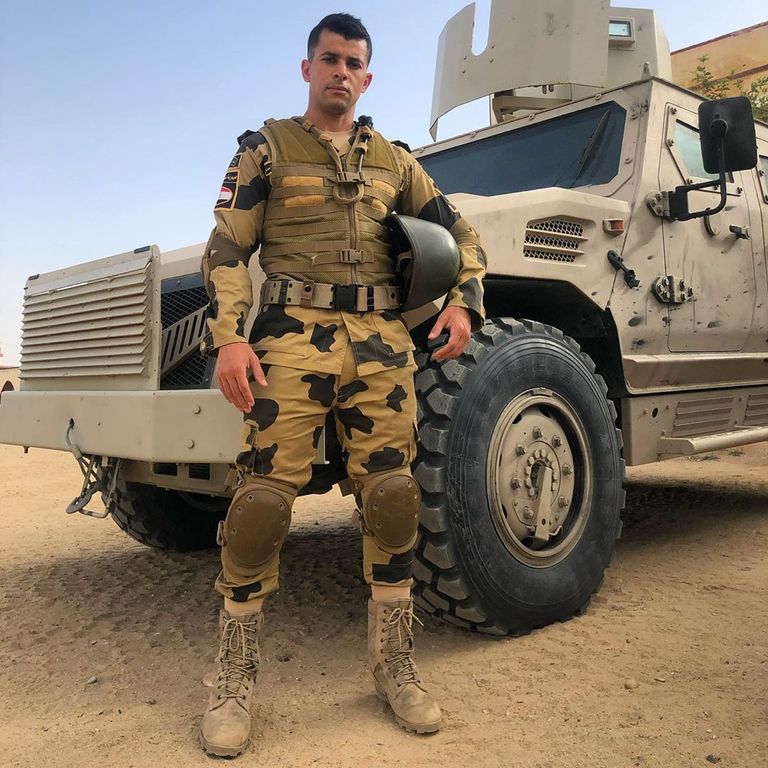 مشهد للفنان المصري رامز أمير في مسلسل الاختيار الفنان رامز أمير يؤدي إحدى تمارينه الرياضية - أرشيفية