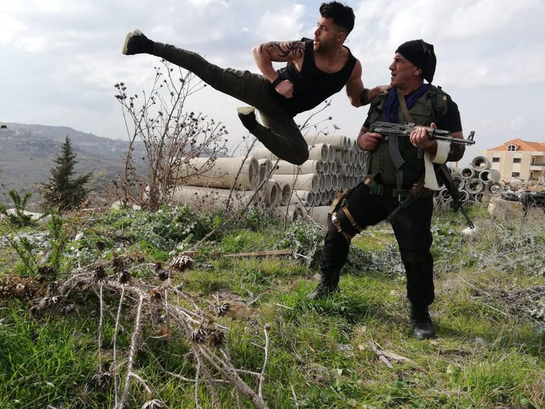 الفنان المصري رامز أمير ومحمد لطفي الفنان رامز أمير يؤدي إحدى تمارينه الرياضية - أرشيفية