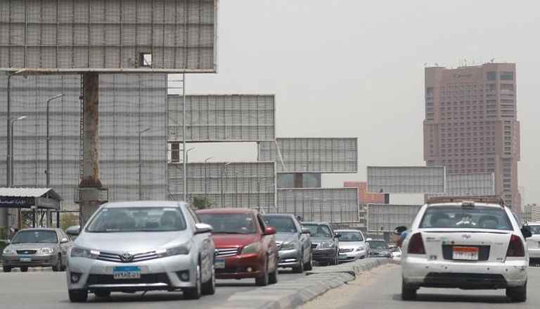 سيارات على كوبري 6 أكتوبر وسط القاهرة - رويترز