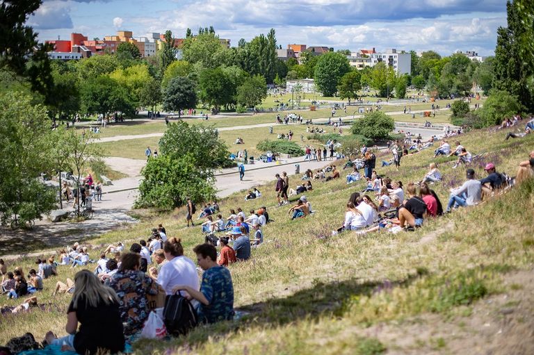 أم وابنتها ترتديان قناعا بينما تعبران طريقا في مدينة كلكتا الهندية