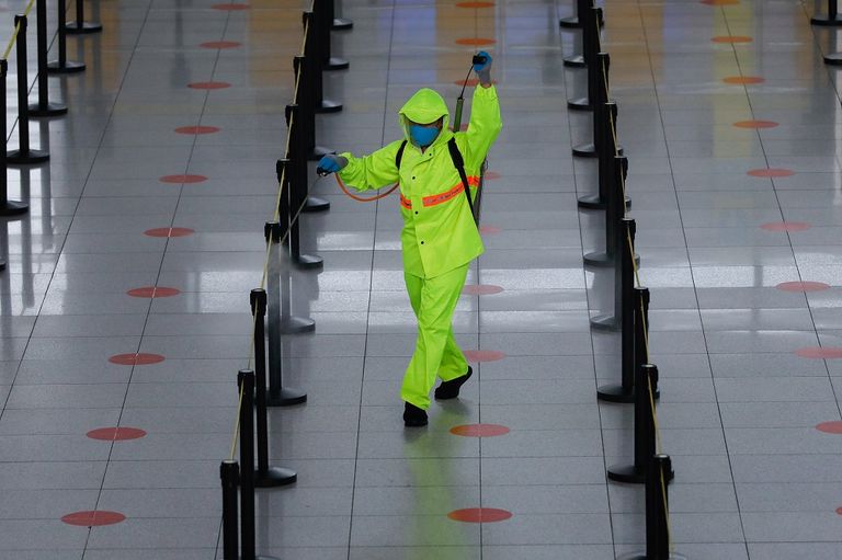 أم وابنتها ترتديان قناعا بينما تعبران طريقا في مدينة كلكتا الهندية