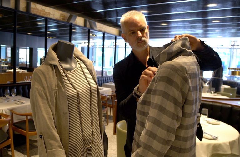 عدد من التماثيل في المطعم