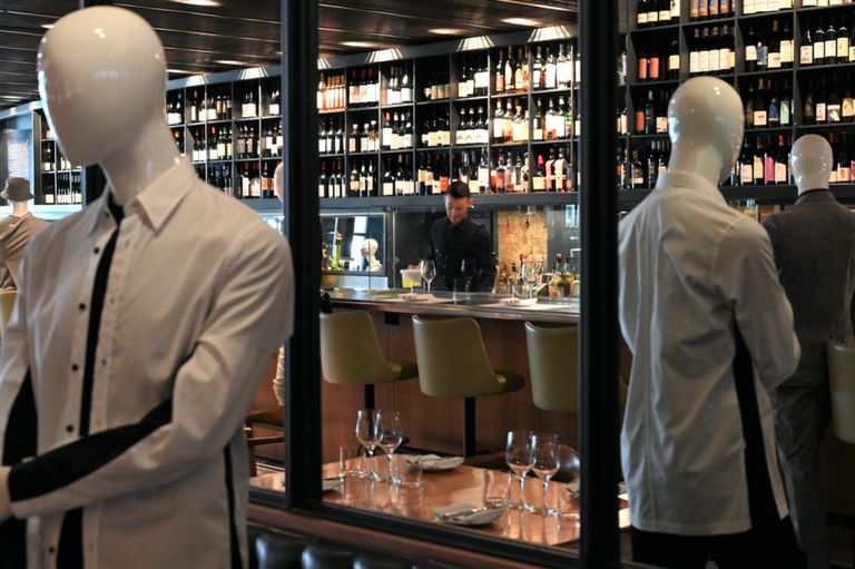 عدد من التماثيل في المطعم