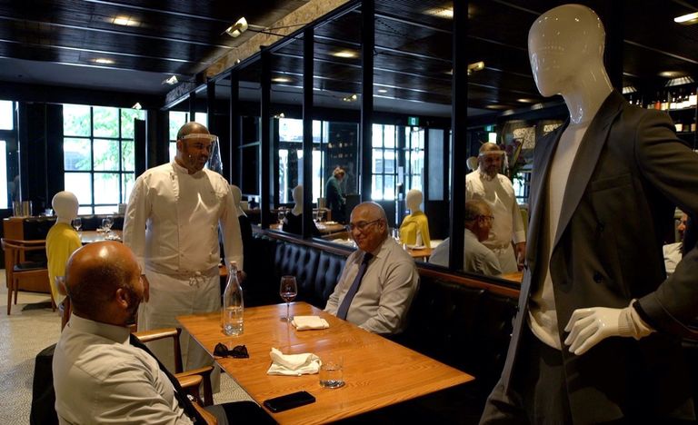 عدد من التماثيل في المطعم