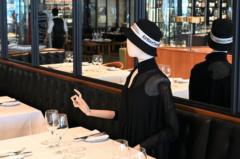 عدد من التماثيل في المطعم