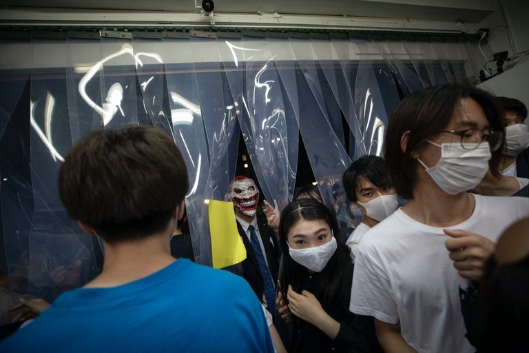 200 زائر توافدوا على المعرض