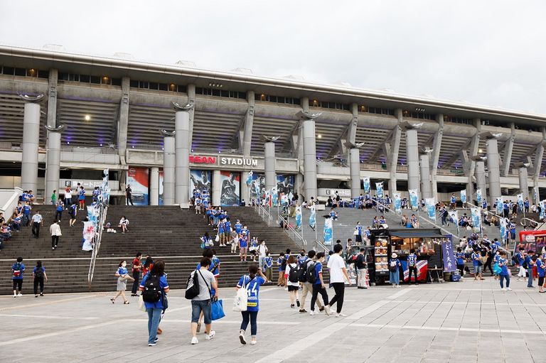 أم وابنتها ترتديان قناعا بينما تعبران طريقا في مدينة كلكتا الهندية