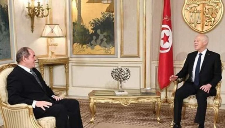 جانب من استقبال الرئيس التونسي لوزير الخارجية الجزائري بقصر قرطاج