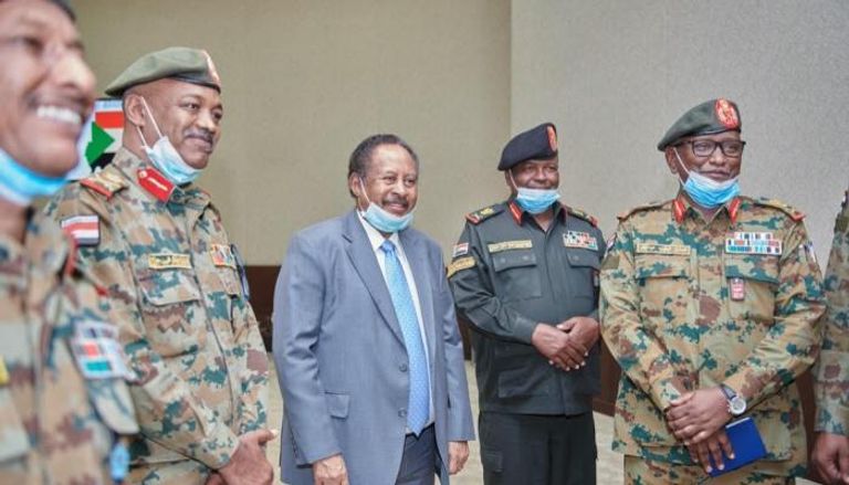 رئيس الوزراء السوداني وعدد من الولاة العسكريين  الحاليين