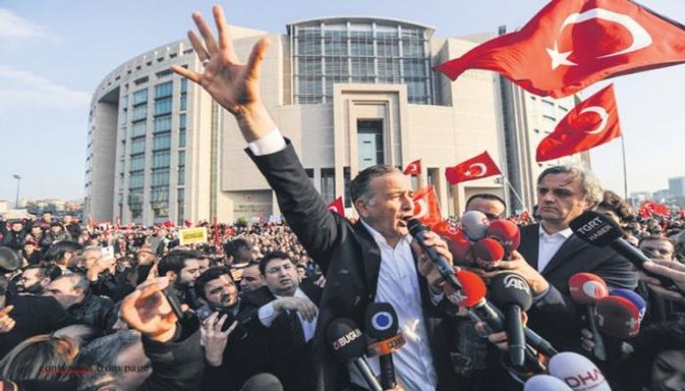 الصحفي أكرم دومانلي خلال مظاهرة في إسطنبول عام 2014
