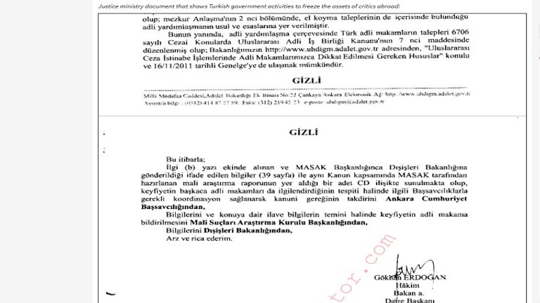 الصحفي أكرم دومانلي خلال مظاهرة في إسطنبول عام 2014