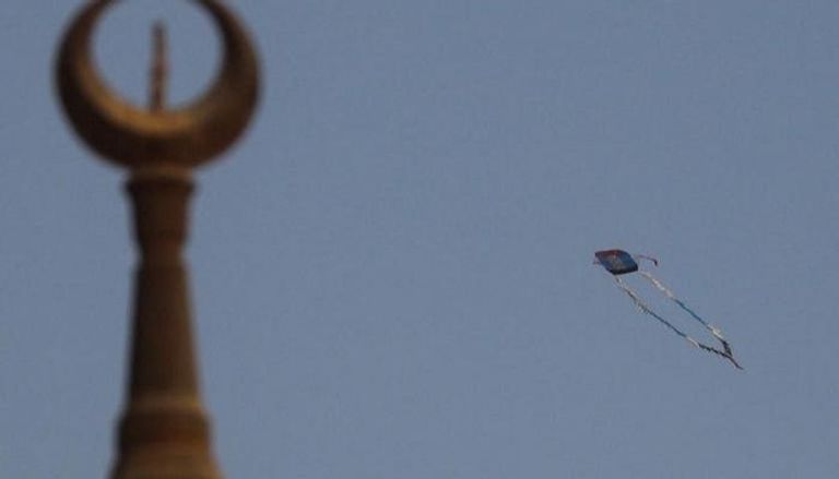 إحدى الطائرات الورقية تحلق في سماء القاهرة