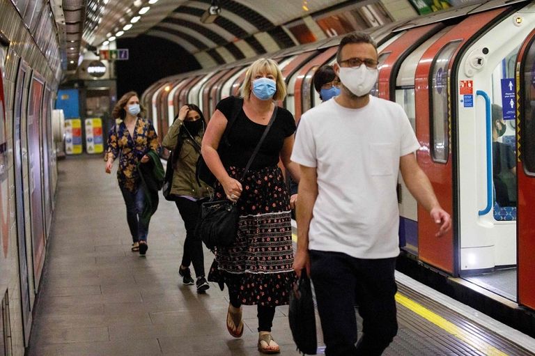 ارتداء الكمامة في محطة مترو أنفاق كورونا يصيب 289 ألفا في المملكة المتحدة