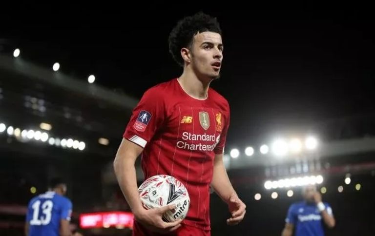 كورتس جونز تياجو ألكانتارا لاعب وسط بايرن ميونيخ