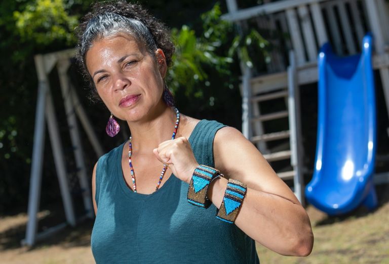 فنانة تحمل لافتة لحركة "حياة السود مهمة"