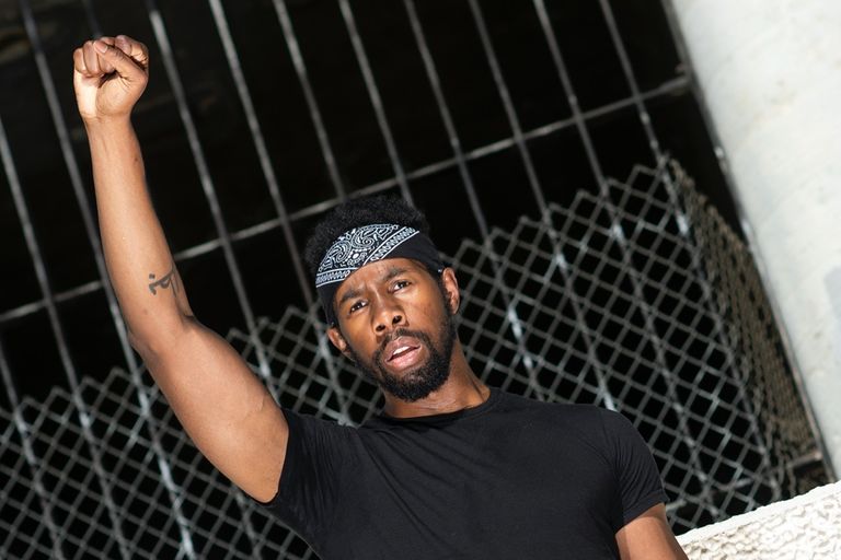 فنانة تحمل لافتة لحركة "حياة السود مهمة"