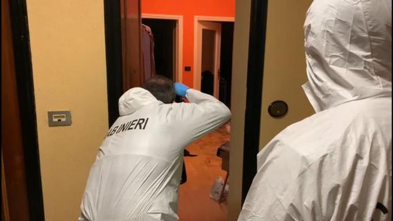 الشرطة الإيطالية أمام المنزل الذي ارتكبت فيه الجريمة