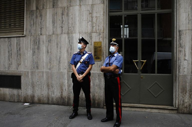 الشرطة الإيطالية أمام المنزل الذي ارتكبت فيه الجريمة