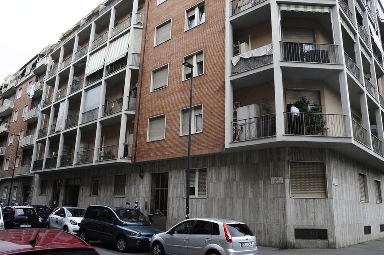 الشرطة الإيطالية أمام المنزل الذي ارتكبت فيه الجريمة