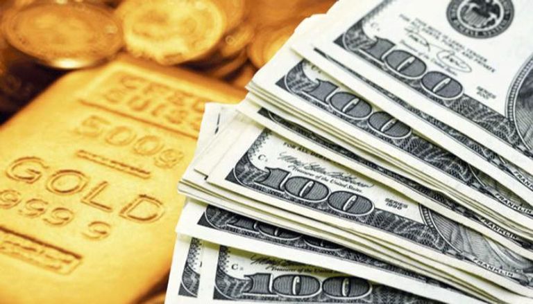 الذهب ينزل عن 1800 دولار مع صعود الدولار