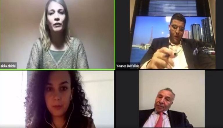 المشاركون خلال الندوة 