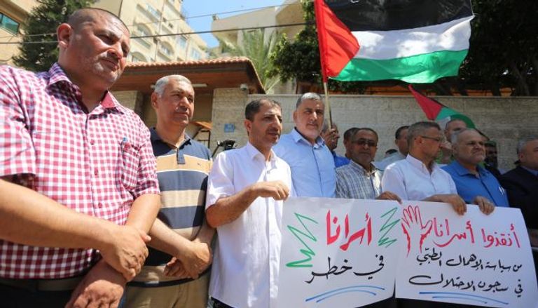 اعتصام بغزة يندد باعتداء الاحتلال على الأسرى
