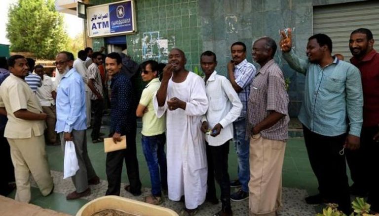 سودانيون في انتظار دورهم على ماكينة الصراف الآلي