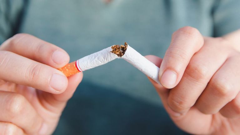 المدخنون أكثر عرضة للإصابة بفيروس كورونا