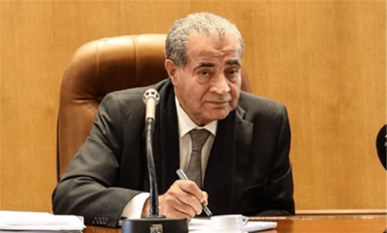علي المصيلحي وزير التموين والتجارة الخارجية المصري لافتة الزمالك نادي القرن