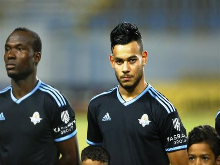 دونجا بقميص بيراميدز لافتة الزمالك نادي القرن