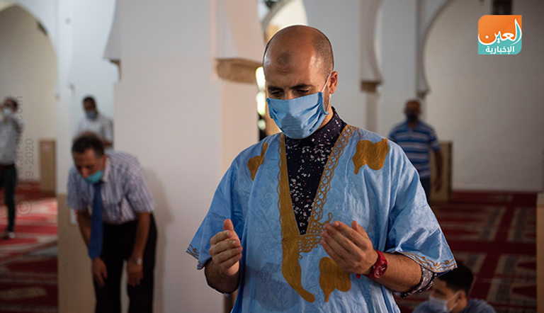 مصل في أحد مساجد المغرب يرتدي كمامة للوقاية من فيروس كورونا المصلون يعودون لمساجد المغرب