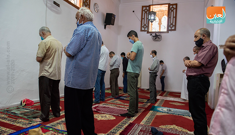 مصليون في أحد مساجد المغرب يرتدون الكمامة للوقاية من كورونا عقب تخفيف الإجراءات الصحية في المغرب المصلون يعودون لمساجد المغرب