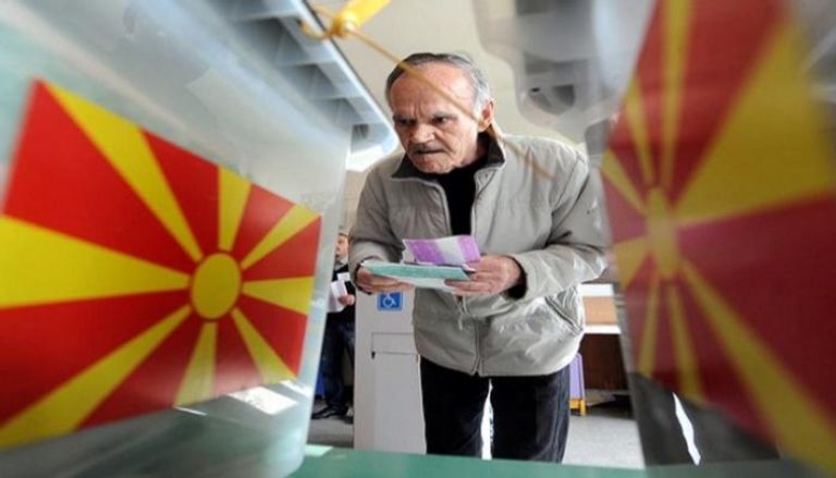 أحد الناخبين يصوت في انتخابات مقدونيا