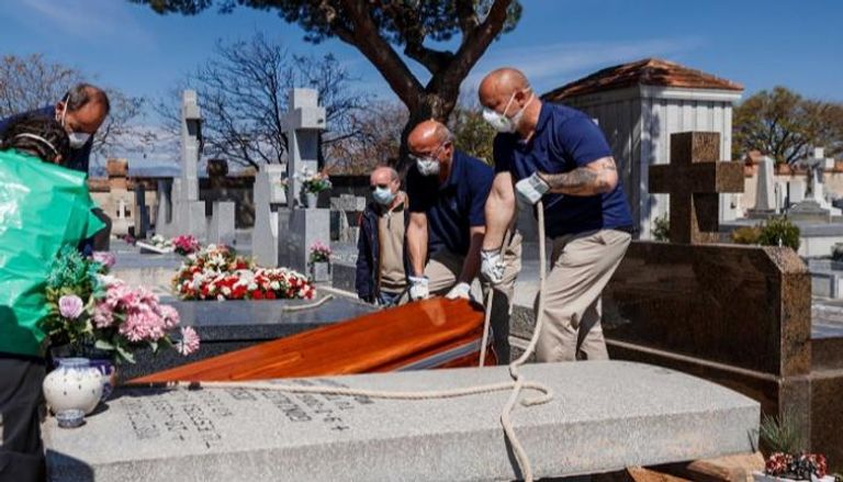 دفن أحد ضحايا كورونا في إسبانيا- أرشيفية