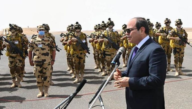 الرئيس عبدالفتاح السيسي خلال تفقده الوحدات المقاتلة بالمنطقة الغربية