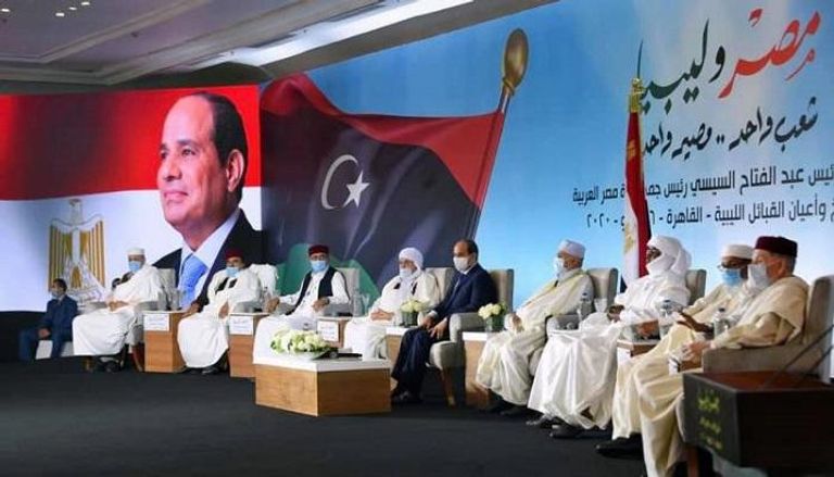 القبائل الليبية خلال لقائهم الرئيس المصري