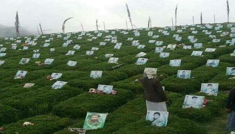 رجل داخل إحدى المقابر التي تضم رفات مليشيات الحوثي يمني يقف في إحدى المقابر التي تحوي رفات مليشيات الحوثي