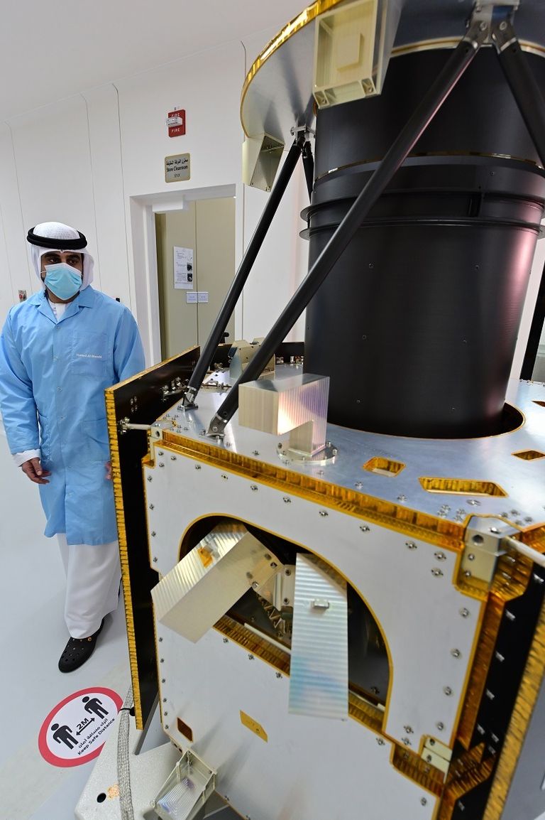 مهندسون يجرون الفحوص النهائية على مسبار الأمل قبل الإطلاق