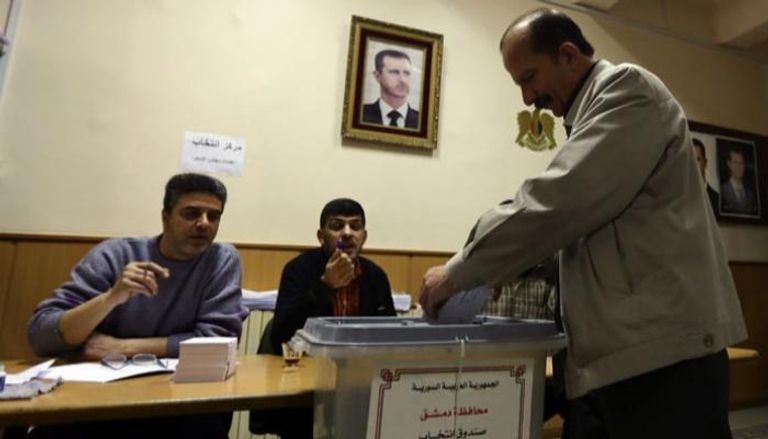 سوري يدلي بصوته في انتخابات سابقة