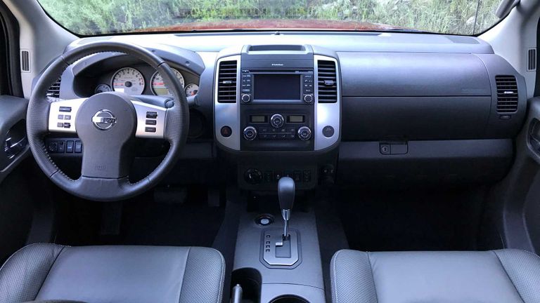 شاحنة نيسان Frontier Pro-4X من الداخل