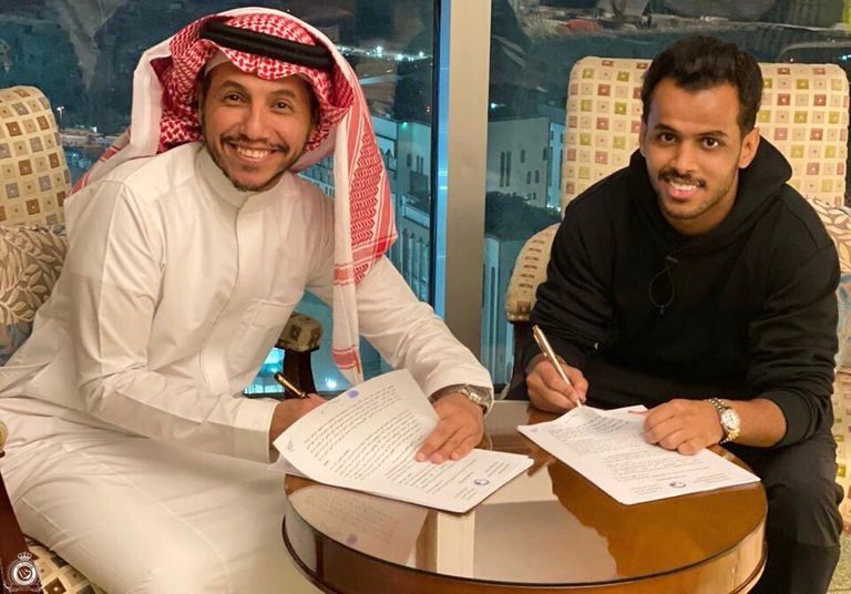 اللاعب عبدالفتاح عسيري لحظه تعاقده مع نادي النصر السعودي عبدالفتاح عسيري بقميص النصر
